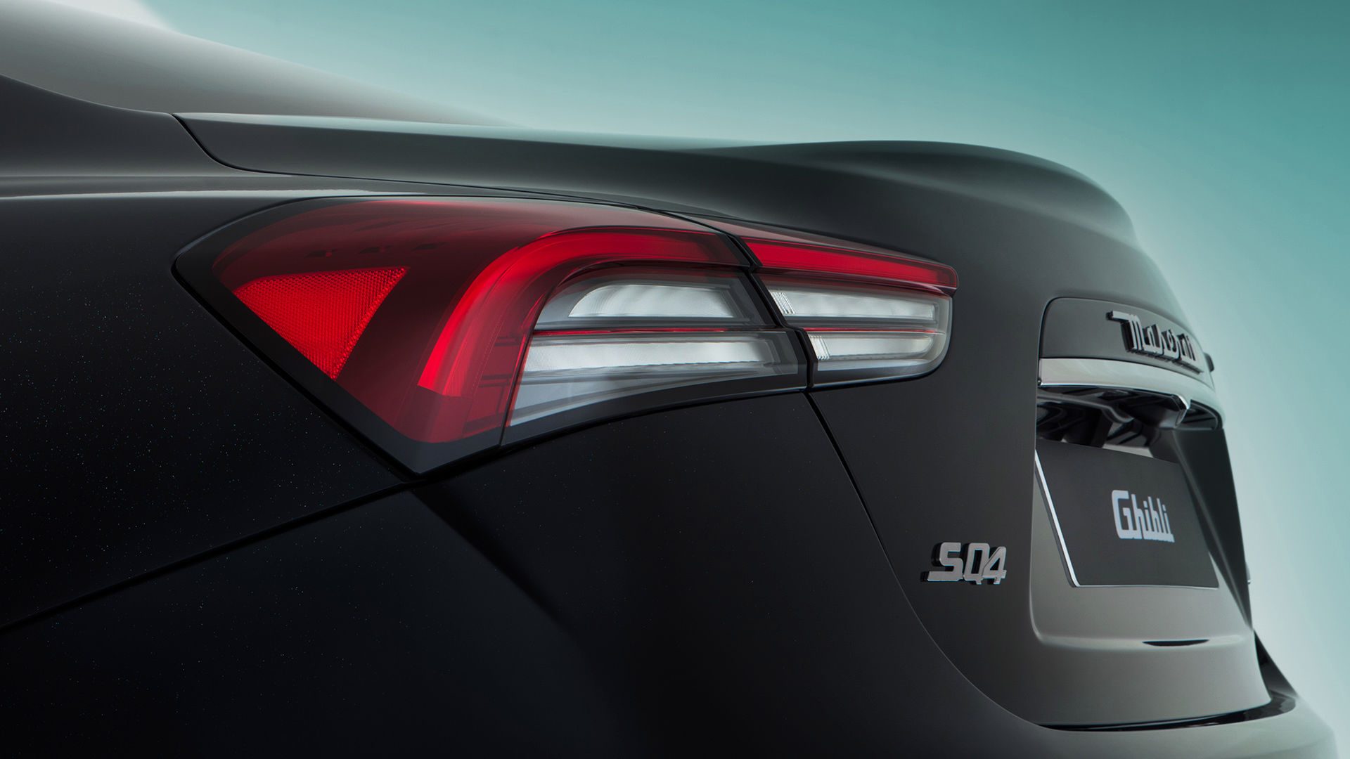 De ‘boemerang’-achterlichten zijn geïnspireerd door de lichten van de Maserati 3200 GT, ontworpen door Giugiaro.